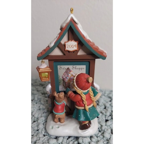 HALLMARK CLUB EXCLUSIVE 2004 CHRISTMAS ORNAMENT THE SWEET SHOPPE - Picture 1 of 8